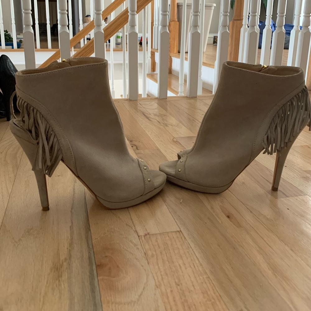 Colin Stuart Sz 10 Fringe Booties - image 2